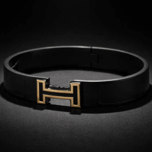Horizon Noir men’s bracelet with black band and gold clasp