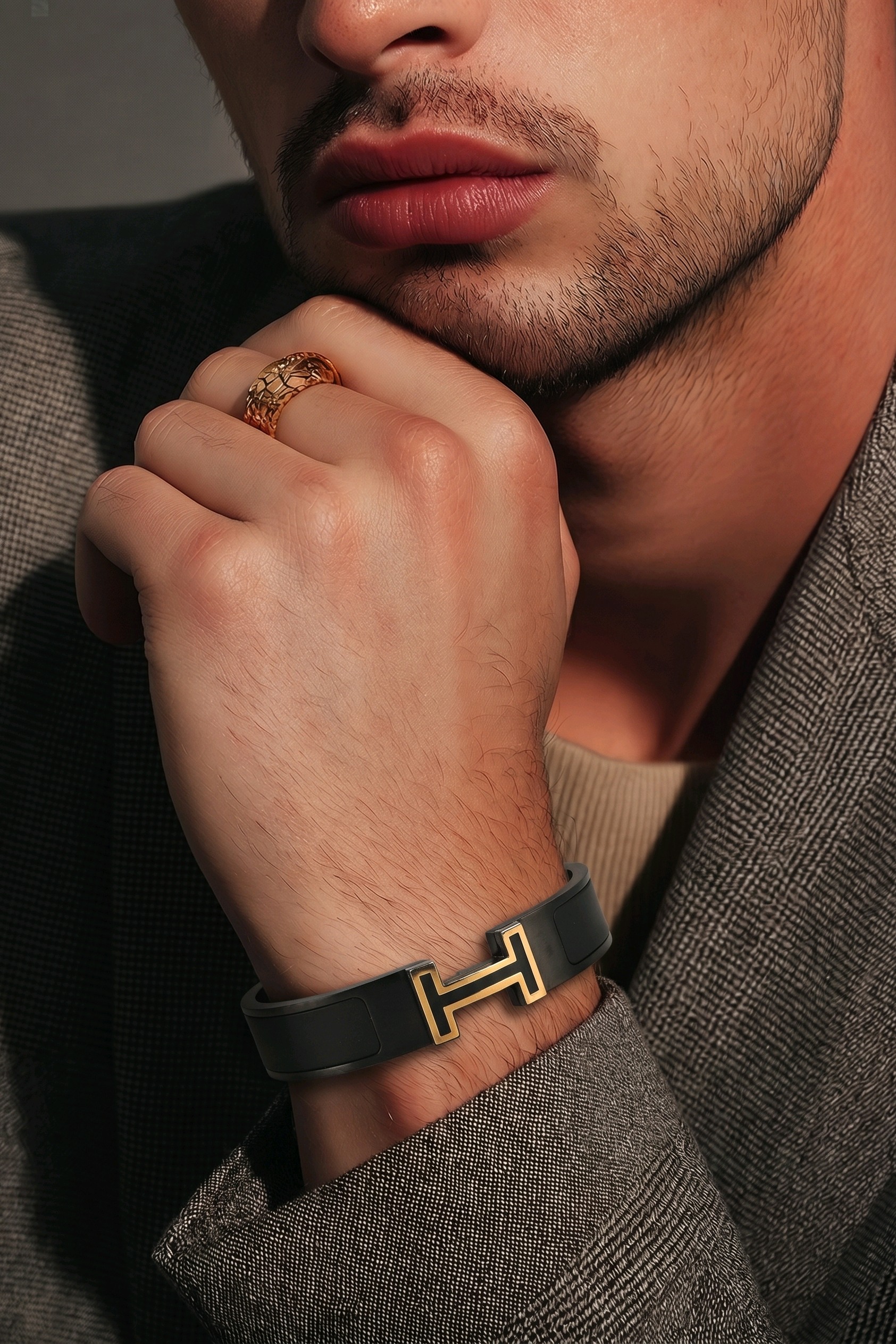 Horizon Noir men’s bracelet with black band and gold clasp