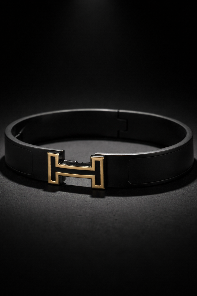 Horizon Noir men’s bracelet with black band and gold clasp