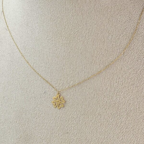 Floréa 18K gold charm necklace with delicate floral pendant on fine chain