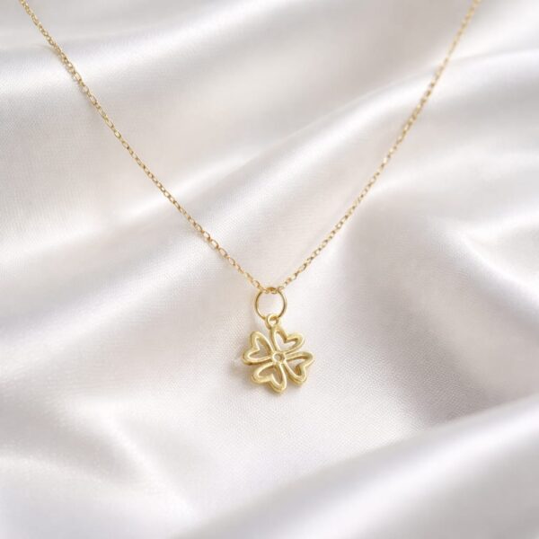 Floréa 18K gold charm necklace with delicate floral pendant on fine chain