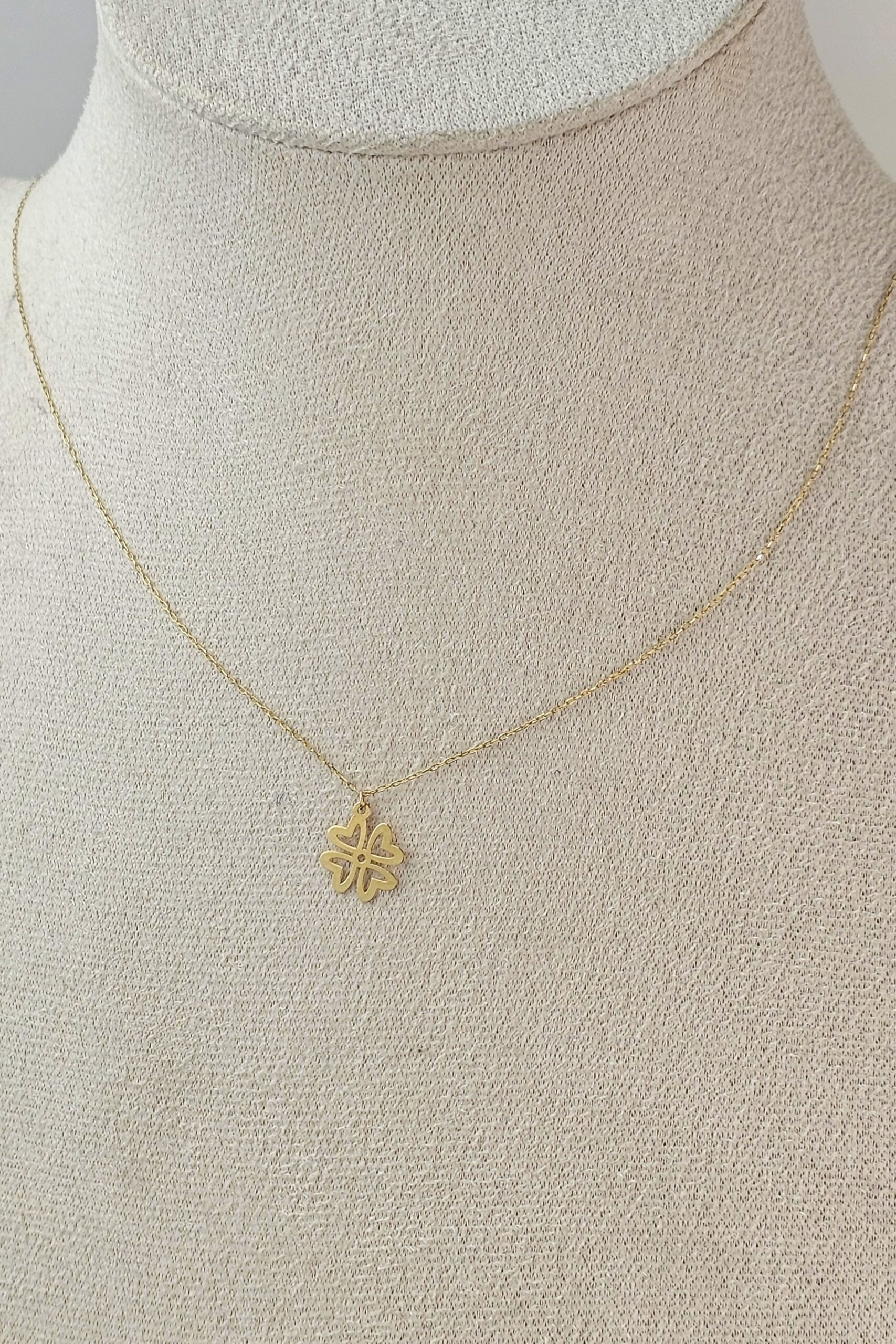 Floréa 18K gold charm necklace with delicate floral pendant on fine chain